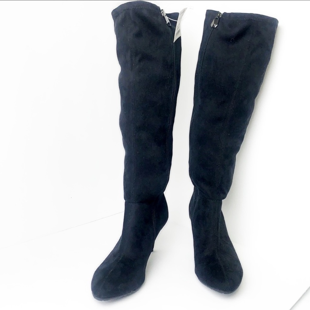 Tahari “Felipa” faux suede boots sz 8m..NWT.